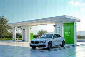 最新式の水素ステーションで燃料充填中の車両